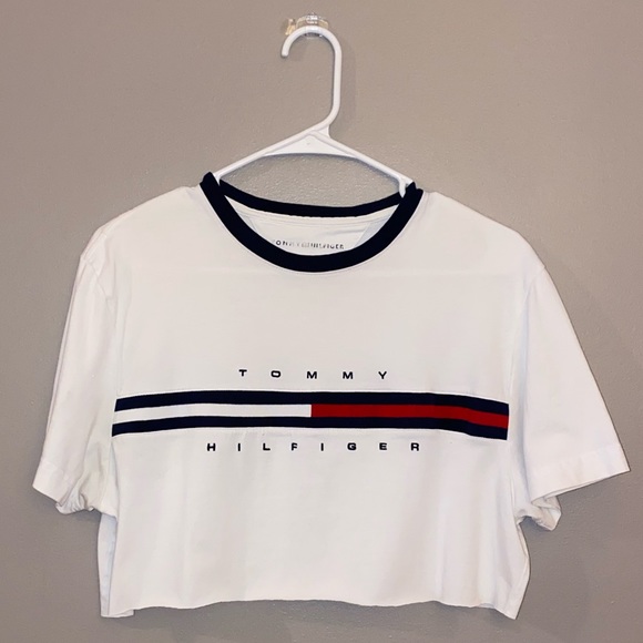 Tommy Hilfiger Tops - 🔥Cropped Tommy Hilfiger Top🔥